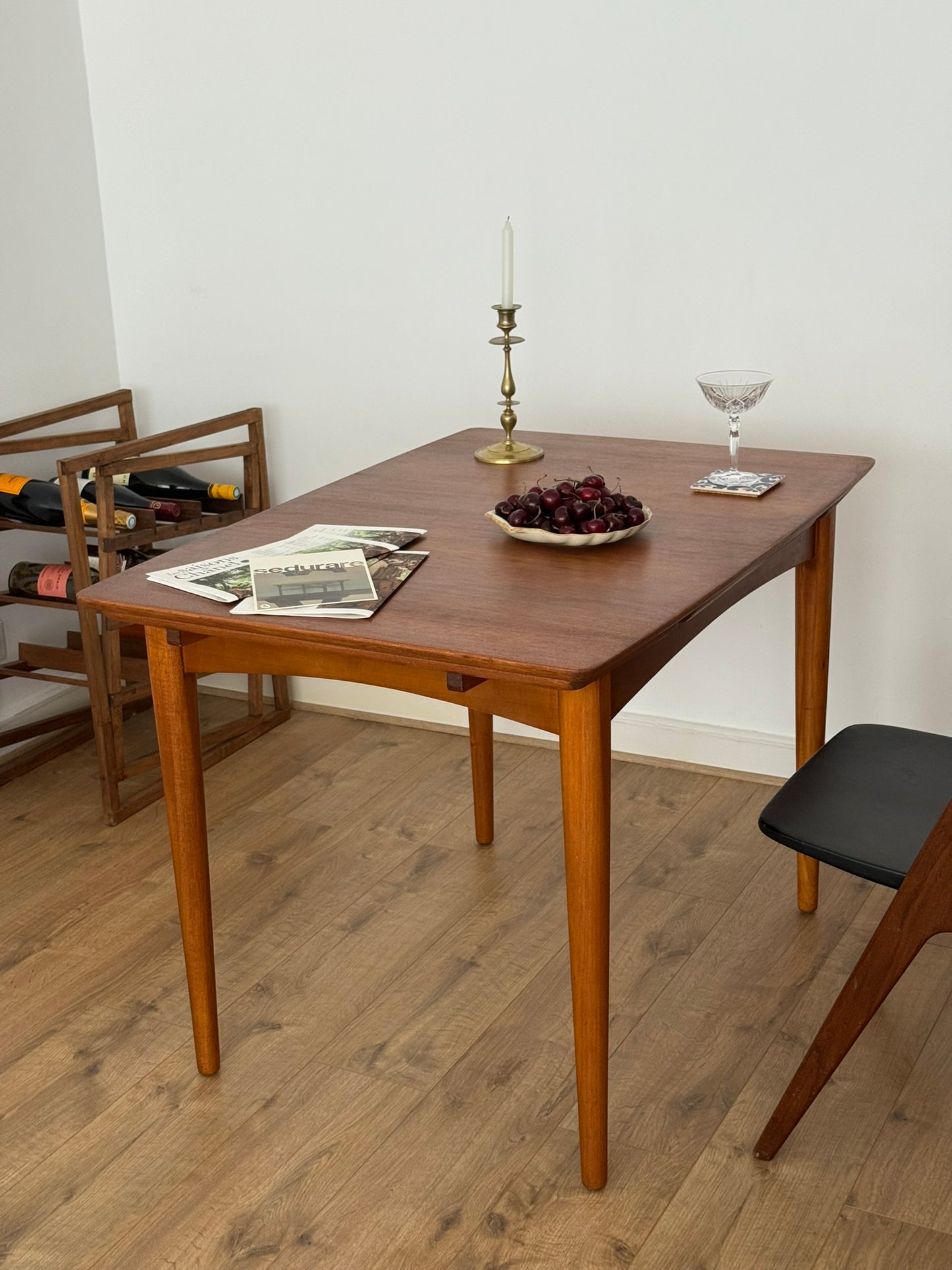 Scandinavian dining table – teak veneer top, extendable