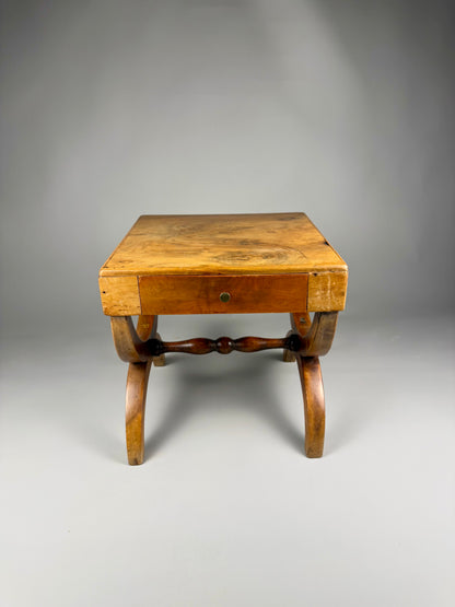 Vintage side table in solid wood with drawer