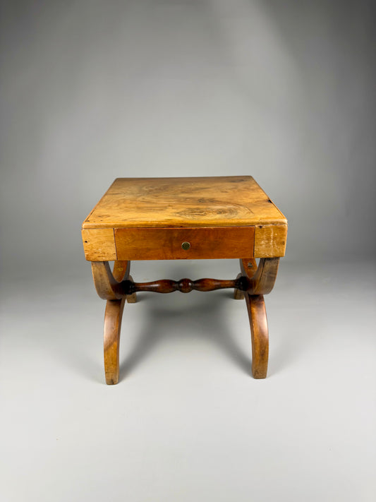 Vintage side table in solid wood with drawer