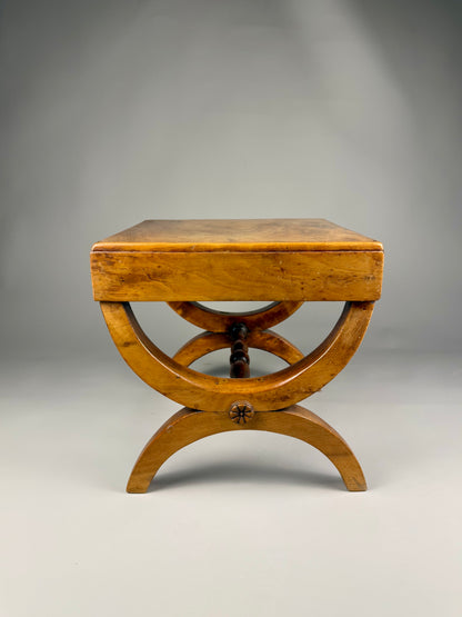 Vintage side table in solid wood with drawer