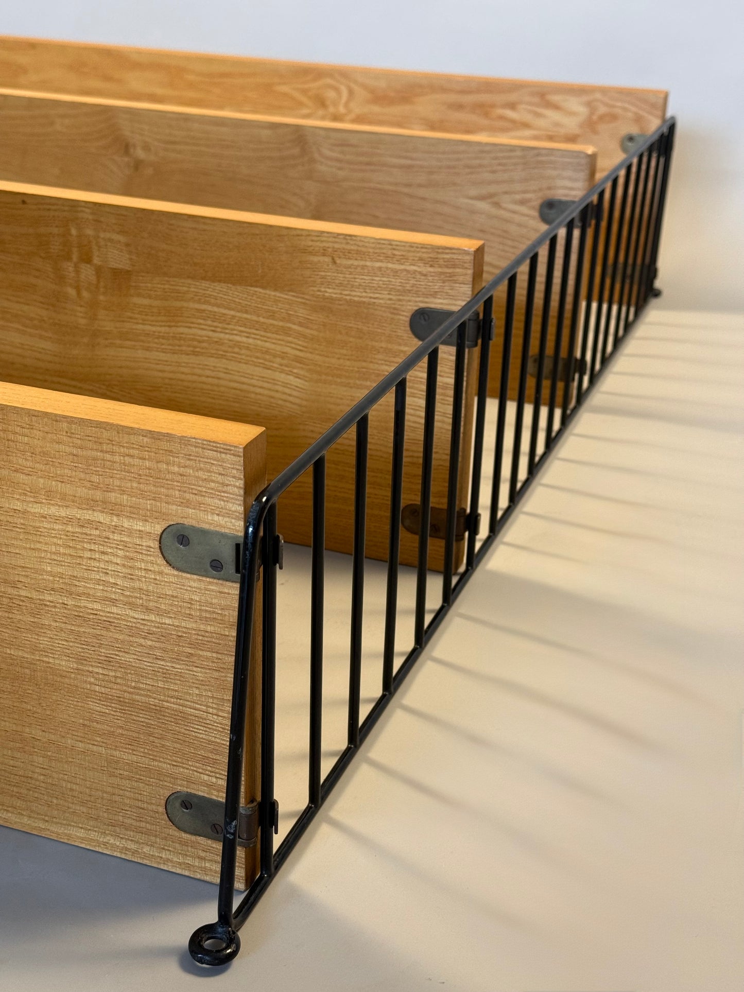 Floating wall shelf in oak veneer and black metal, 1960s