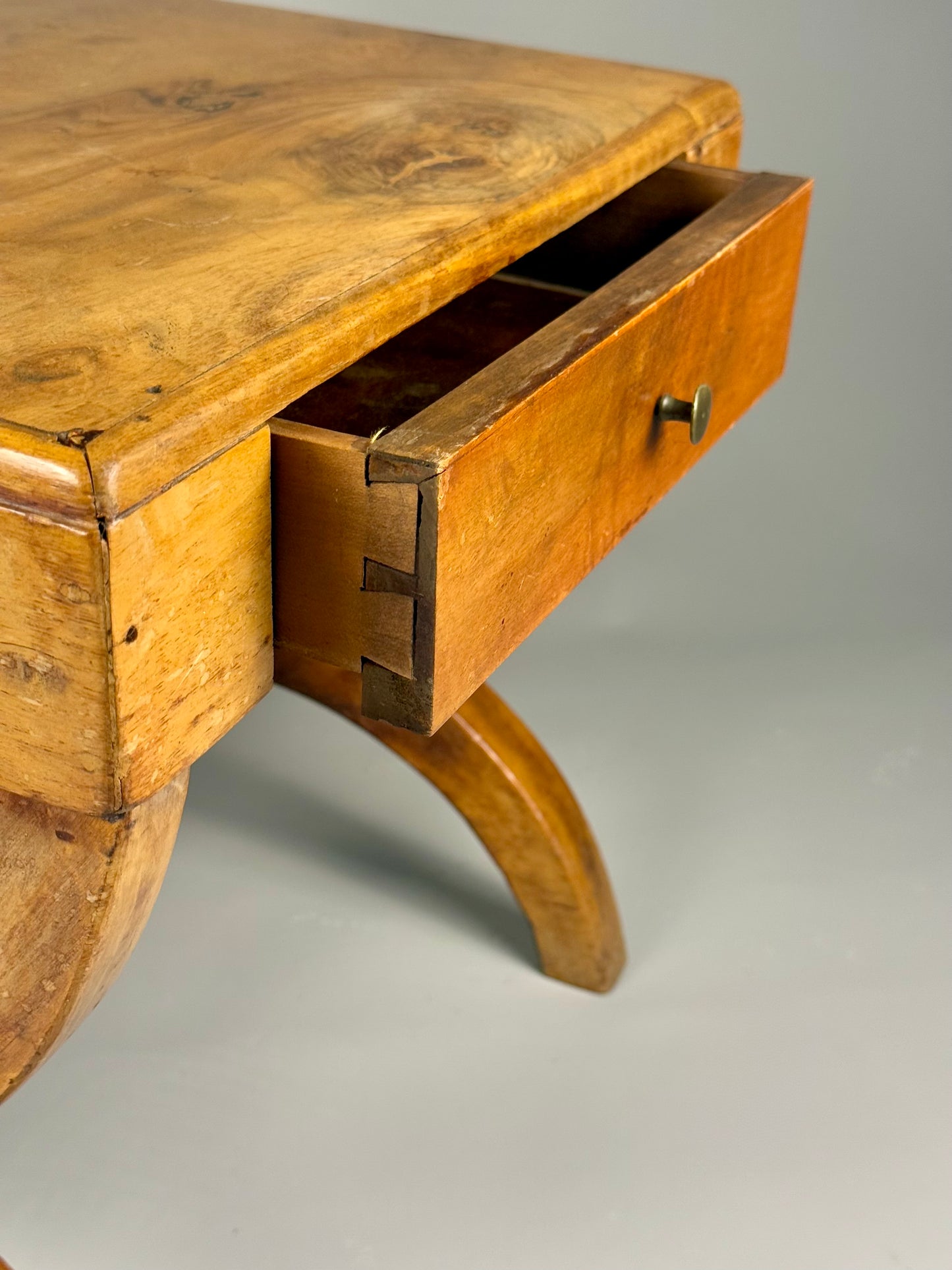 Vintage side table in solid wood with drawer