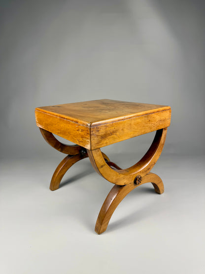 Vintage side table in solid wood with drawer